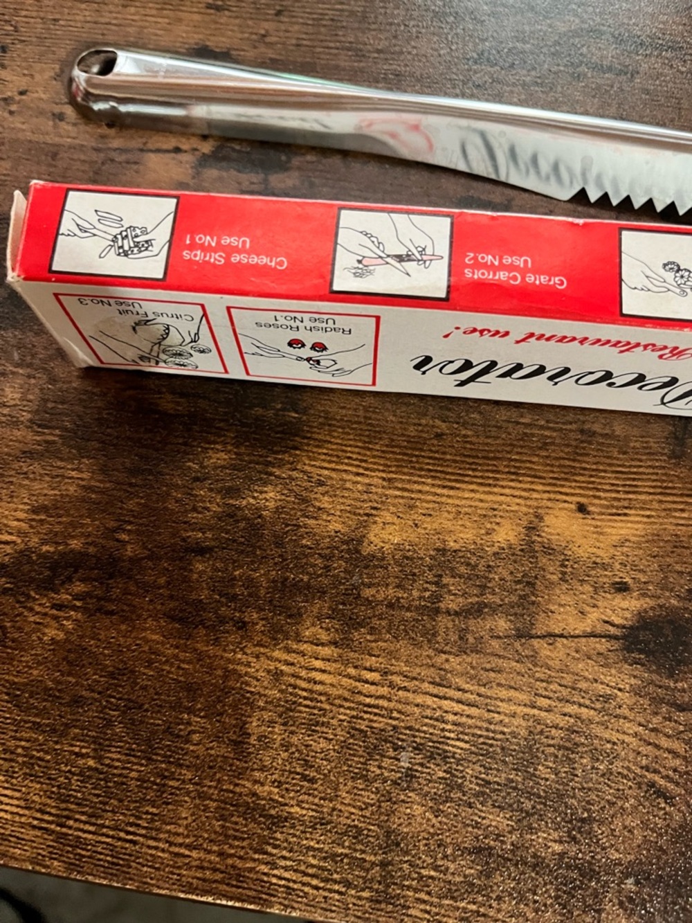 Decoracion Stainless Steel Serrated Tongs - Red Box